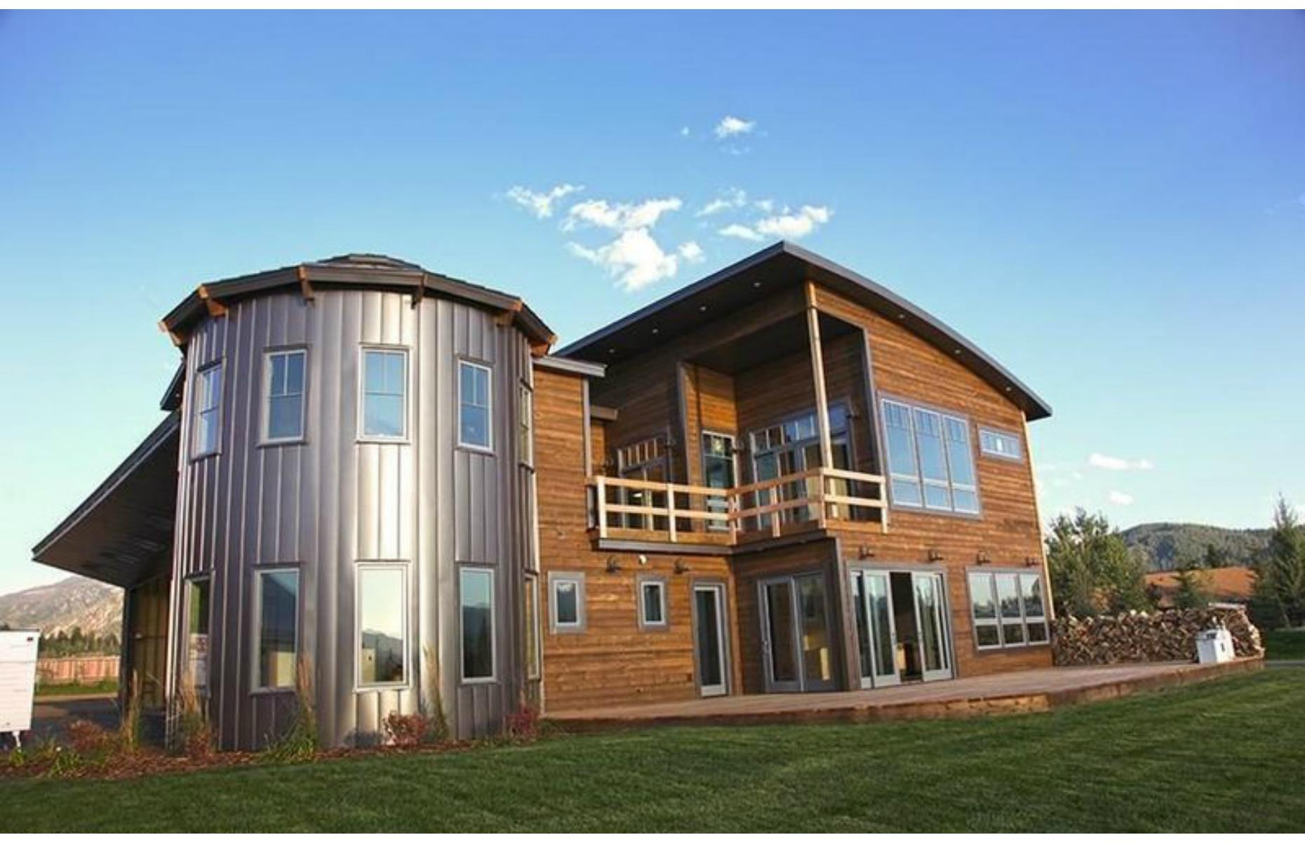 Alpine Airpark, Wyoming, USA: You won't believe people live inside these hangar homes